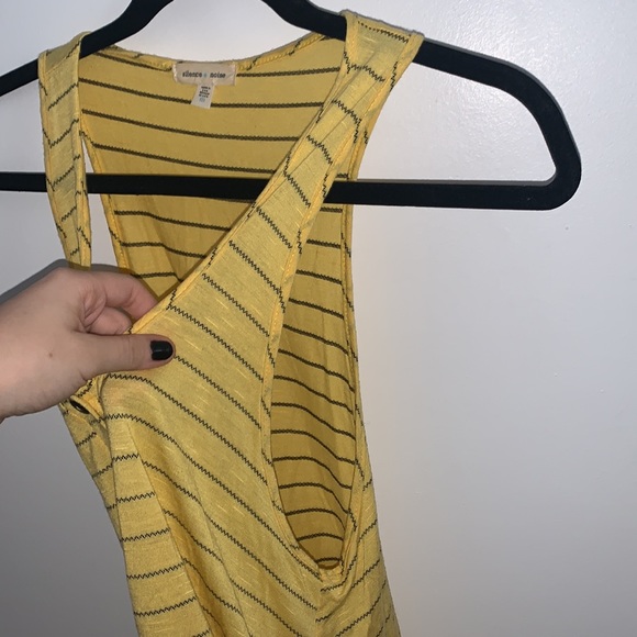 [M]👚UO flowy tank top - Picture 4 of 6